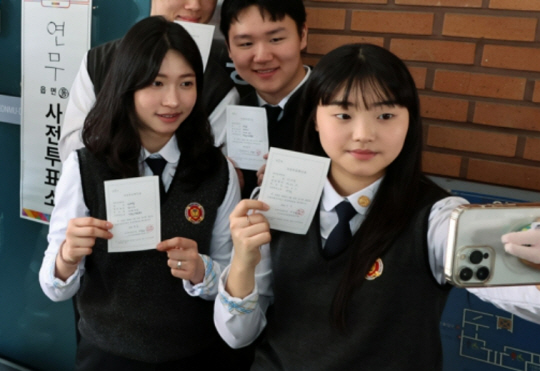 제22대 국회의원선거 사전투표 시작일인 5일 오후 삼일공업고등학교 학생들이 경기도 수원시 장안구 연무동행정복지센터에 마련된 사전투표소에서 생애 첫 투표를 마치고 인증사진을 촬영하고 있다. 뉴시스