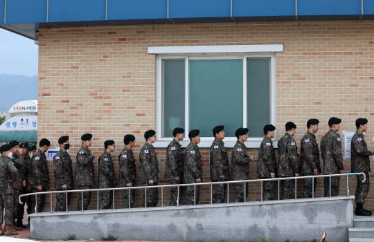 제22대 국회의원 총선거 사전투표일 첫날인 5일 오전 강원 춘천시 신북읍 주민자치센터에 마련된 사전투표소에서 장병들이 투표를 하기 위해 줄을 서 있다. 연합뉴스