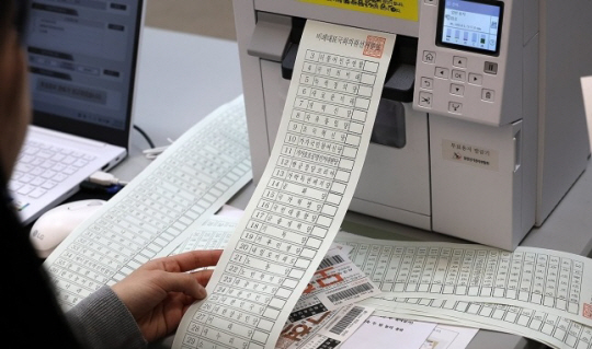 제22대 총선 사전투표일을 하루 앞둔 4일 오후 대전 서구 둔산동 대전시청에 마련된 사전투표장에서 선관위 관계자들이 막바지 점검을 하고 있다. 연합뉴스