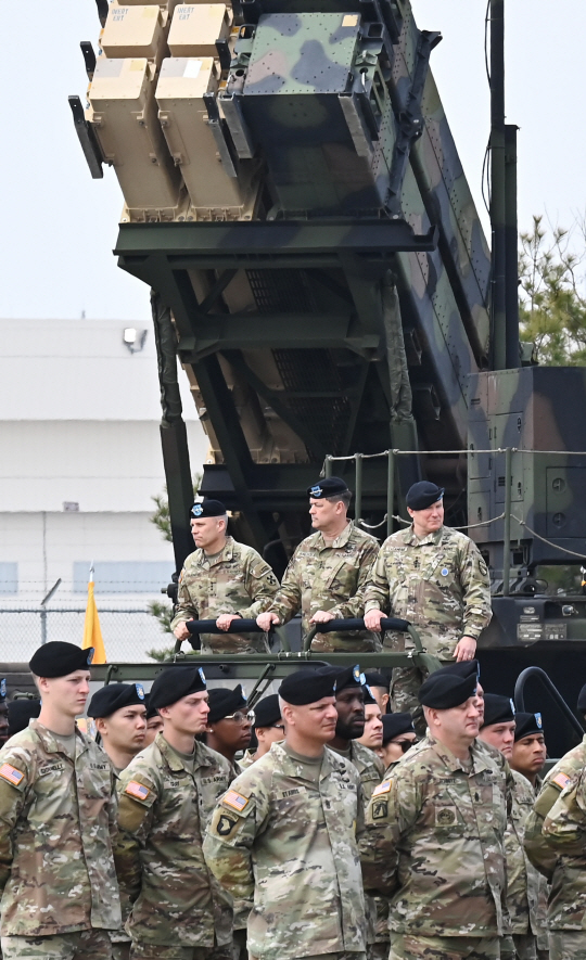 5일 오전 경기도 평택시 캠프 험프리스에서 열린 미8군사령관 이취임식에서 크리스토퍼 라니브 신임 사령관(왼쪽부터), 윌러드 벌러슨 전임 사령관, 폴 러캐머라 주한미군사령관이 부대를 사열하고 있다. 사진공동취재단