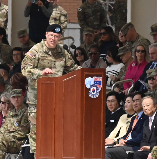 5일 오전 경기도 평택시 캠프 험프리스에서 열린 미8군사령관 이취임식에서 크리스토퍼 라니브 신임 사령관이 취임사를 하고 있다. 사진공동취재단. 연합뉴스