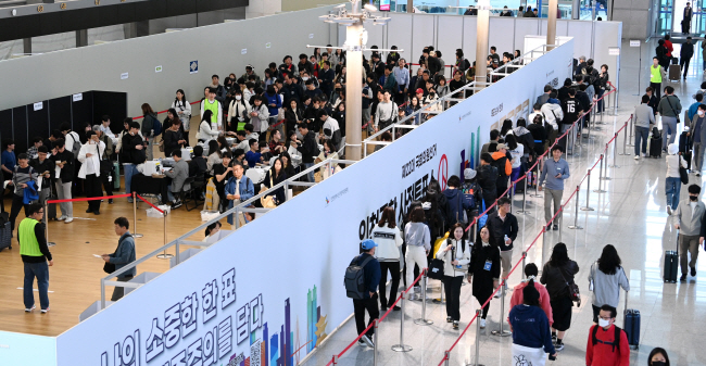 제22대 국회의원 선거 사전투표 첫날인 5일 오전 인천국제공항 제1여객터미널에 마련된 운서동 제2사전투표소에서 여행객들이 투표를 하고 비행기에 탑승하기 위해 길게 줄을 서서 순서를 기다리고 있다. 문호남 기자