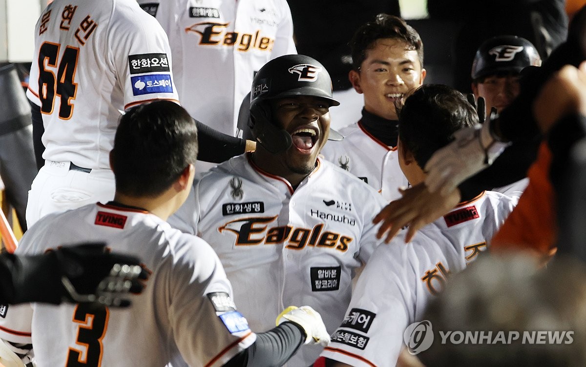 (대전=연합뉴스) 4일 대전 한화생명이글스파크에서 열린 프로야구 롯데 자이언츠와 한화 이글스의 경기. 5회말 1사 1, 3루 때 3점 홈런을 쳐낸 한화 페라자가 환호하고 있다. 2024.4.4