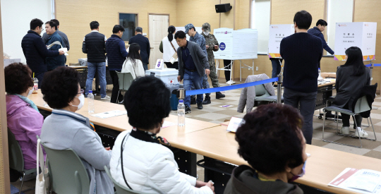제22대 국회의원선거 사전투표일인 지난 5일 오전 인천 중구 연안동 행정복지센터에 마련된 사전투표소에서 인천해역방어사령부 소속 병사 및 시민들이 투표를 하고 있다. 뉴시스