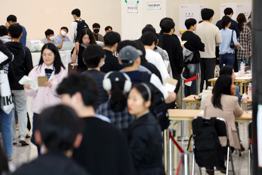 제22대 국회의원 총선거 사전투표 첫날인 5일 오후 광주 북구 전남대학교 컨벤션홀에 마련된 사전투표소가 투표하러 온 유권자 발길로 붐비고 있다. 2024.4.5