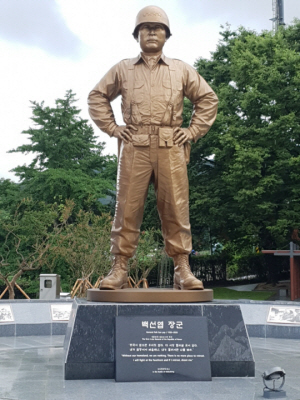 경북 칠곡군 다부동전적기념관 경내에 건립된 백선엽 장군 동상. 본사사진.