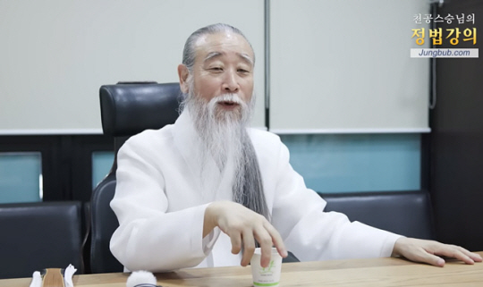 윤석열 정부가 의대 정원을 2000명 늘리는 정책이 자신의 이름 때문이라는 의혹에 대해 직접 반박하고 있는 역술인 천공. 정법시대 유튜브 캡처