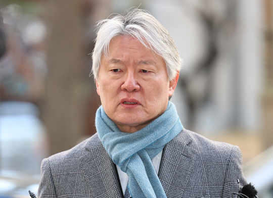 노환규 전 대한의사협회 회장이 지난달 9일 전공의 집단 사직 공모 의혹과 관련해 경찰 조사를 받기 위해 서울 마포구 서울경찰청 공공범죄수사대로 출석하기 전 입장을 표명하고 있다. 연합뉴스