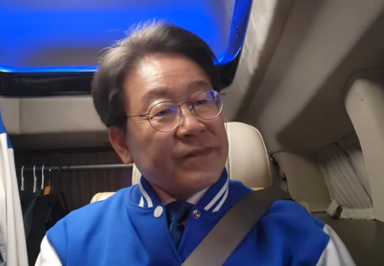 지난 6일 인천 계양을 거리인사를 마치고 차량에 탑승한 이재명 더불어민주당 대표. 유튜브 채널 ‘이재명’ 영상 캡처