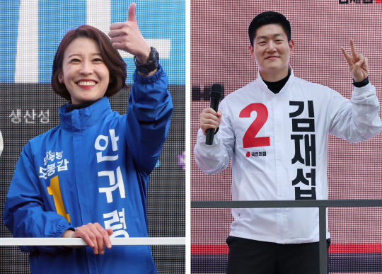제22대 국회의원 총선거 서울 도봉갑에 출마한 안귀령(왼쪽) 더불어민주당 후보와 김재섭 국민의힘 후보가 지난 1일 서울 도봉구 일대에서 선거운동을 하며 손가락으로 각각 ‘기호 1번’과 ‘기호 2번’을 표시하고 있다. 뉴시스