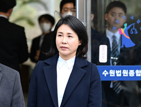 공직선거법 위반 혐의로 기소된 이재명 더불어민주당 대표의 배우자 김혜경씨가 26일 경기도 수원지방법원에서 열린 첫 재판이 끝난 뒤 법원을 나서고 있다. 뉴시스