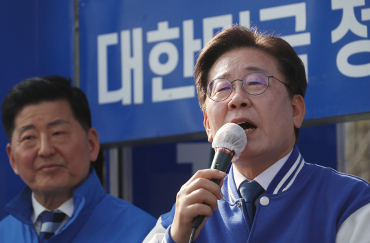 더불어민주당 이재명 대표가 7일 서울 송파구 석촌호수 앞에서 조재희 후보 지원 유세를 하고 있다. 연합뉴스