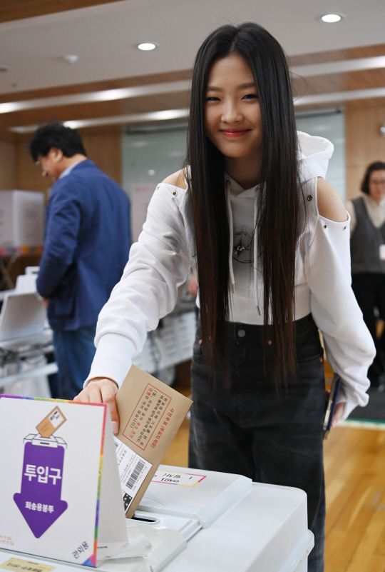 4.10총선 사전 투표일인 5일 오전 서울 영등포구 여의동주민센터에 마련된 사전투표소에서 걸그룹 비비업 멤버 현희가 생애 첫 투표를 하고 있다.  윤성호 기자
