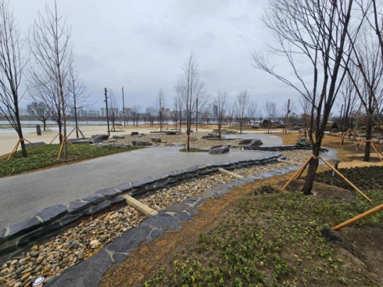 잠실 자연형 물놀이장의 자연형 계류.서울시청 제공