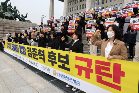 한국유치원총연합회 회원들이 8일 국회 본청 앞 계단에서 유치원 친일파 망발 김준혁 후보 규탄대회를 하고 있다. 이날 전국 예비역 안보단체도 국회 본청 앞 계단에서 ‘김준혁 국군 폄훼 망언 규탄대회’를 열었다. 연합뉴스