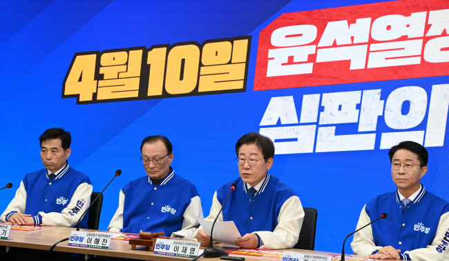 이재명(오른쪽 두 번째) 더불어민주당 대표가 8일 오전 서울 여의동 당사에서 열린 중앙선거대책위원회에 참석해 발언을 하고 있다. 왼쪽부터 김민기 총괄선거대책본부장, 이해찬 상임공동선대위원장, 이 대표, 조정식 총괄선대본부장. 곽성호 기자