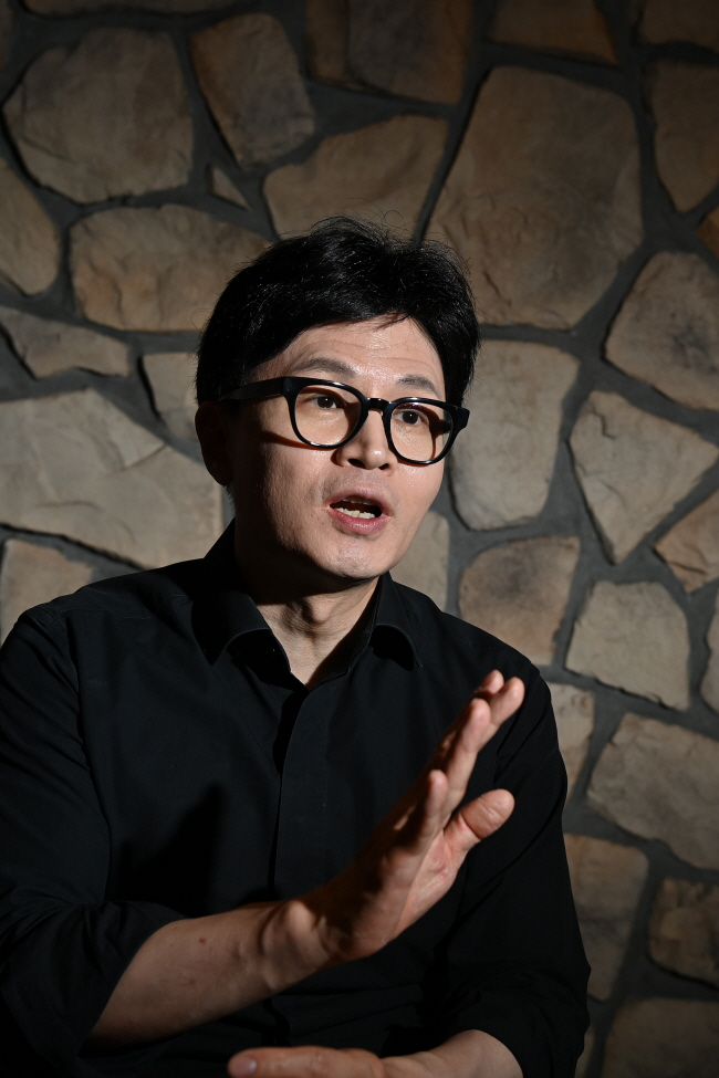 한동훈 국민의힘 비상대책위원장 겸 총괄선거대책위원장이 7일 충북 청주시 한 카페에서 문화일보와 인터뷰를 하고 있다. 백동현 기자