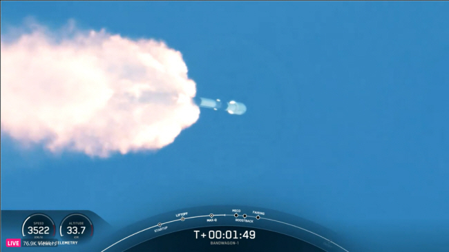 8일 오전(한국시간) 군사정찰위성 2호기가 미국 민간 우주기업 스페이스X의 ‘팰컨9’ 로켓에 탑재돼 플로리다주 케네디스페이스센터 발사장에서 발사되고 있다.  연합뉴스