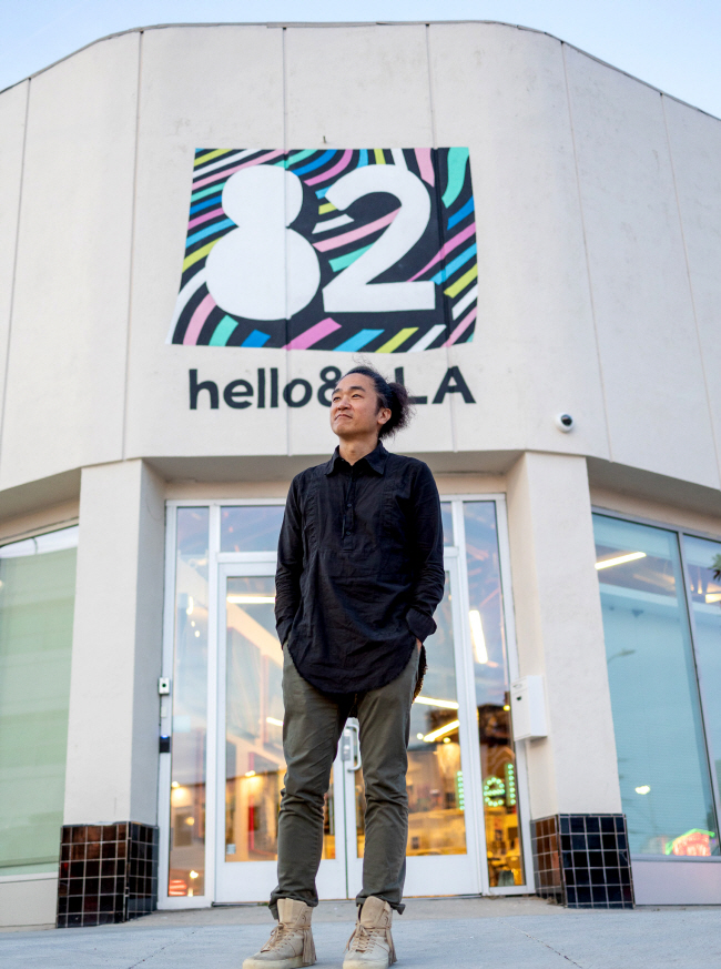 “우리의 상대는 한국 기업이 아닌 미국 유니버설과 소니”라고 외치는 최재윤 헬로82 대표가 미국 로스앤젤레스에 있는 헬로82 본사 앞에서 포즈를 취하고 있다.  헬로82 제공