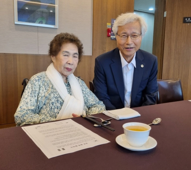 2023년 8월, 김남조(왼쪽) 시인이 타계하기 두 달 전에 한국시인협회 평의회에 참석해 당시 시인협회 회장인 유자효 시인과 함께 찍은 사진. 유자효 시인 제공