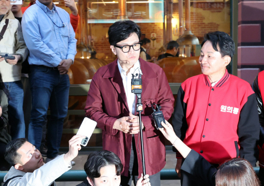국민의힘 한동훈 비상대책위원장 겸 총괄 선거대책위원장이 8일 오후 인천 계양구의 한 식당에서 계양을에 출마한 원희룡 후보와의 식사를 마치고 나와 취재진에게 발언하고 있다. 뉴시스