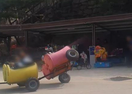 경기 포천시의 한 테마파크에서 놀이기구인 ‘깡통열차’가 뒤집히는 모습. 인스타그램·온라인커뮤니티 캡처