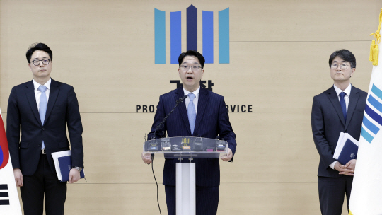 황우진(가운데) 서울남부지방검찰청 전문공보관이 지난 2월 서울 양천구 서울남부지검에서 영풍제지 주가조작 중간수사결과 발표를 하고 있다. 뉴시스