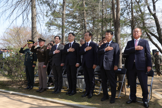 9일 오후 경기도 파주시 임진각 웨버 대령 추모비에서 열린 추모행사에서 김선호(왼쪽 세번째) 국방부 차관, 이희완 보훈부 차관(왼쪽 네번째), 임호영(오른쪽 두번째) 한미동맹재단 회장 등 참석 내빈들이 국민의례하고 있다. 연합뉴스