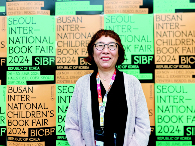 지난 8일(현지시간) 이탈리아 볼로냐에서 개막한 2024볼로냐국제아동도서전의 한국관에서 만난 이금이 작가.