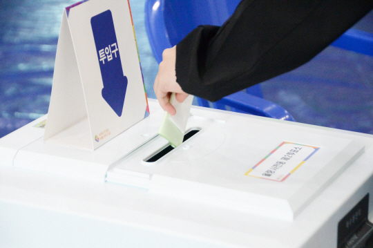 22대 국회의원 선거일인 10일 오전 충북 청주시 청원구 청주여자고등학교에 마련된 투표소를 찾은 유권자들이 투표를 하고 있다. 뉴시스