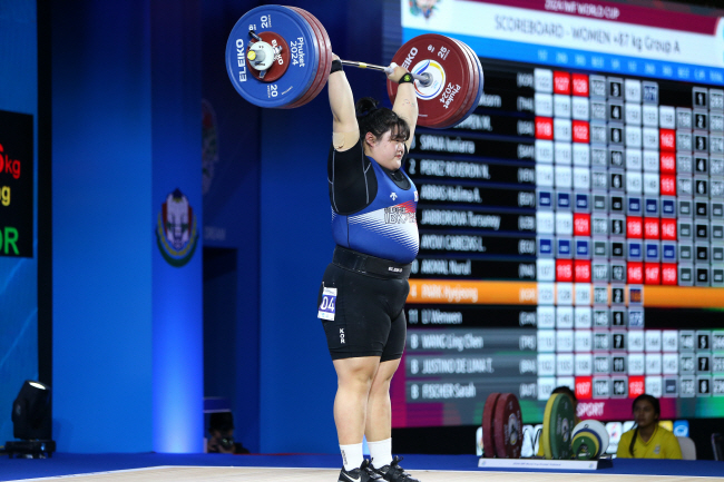 박혜정이 10일 태국 푸껫에서 열린 2024 IWF 월드컵 여자 최중량급(87㎏ 이상)에서 바벨을 정확하게 들어 올리고 있다.  신화 연합뉴스