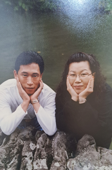 지난 2011년 장기기증을 하고 떠난 고 김화섭(왼쪽) 씨와 아내 신광희 씨가 1995년 신혼여행으로 갔던 제주도에서 찍은 사진. 사랑의장기기증운동본부 제공