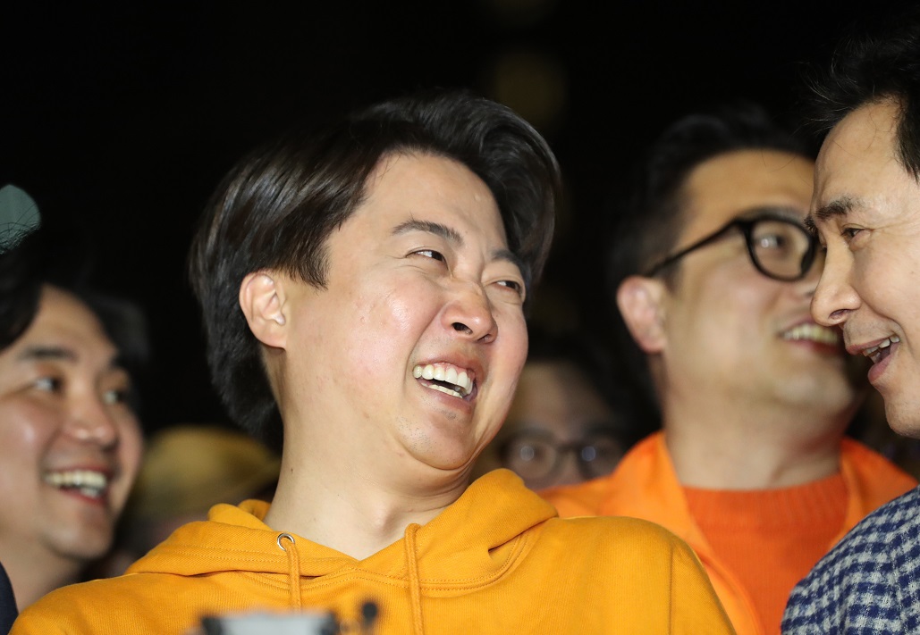 제22대 국회의원선거 화성을에 출마한 개혁신당 이준석 후보가 11일 오전 경기도 화성시 여울공원에서 당선이 유력시되자 기뻐하고 있다. 연합뉴스(경기사진공동취재단)