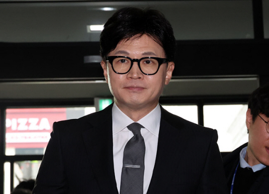 한동훈 국민의힘 비상대책위원장이 11일 오전 여당의 총선 참패에 대한 입장을 발표하기 위해 서울 여의도 중앙당사로 들어서고 있다.