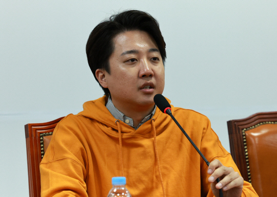 이준석 개혁신당 대표가 11일 오후 국회에서 열린 중앙선거대책위원회 해단식에서 발언하고 있다. 뉴시스