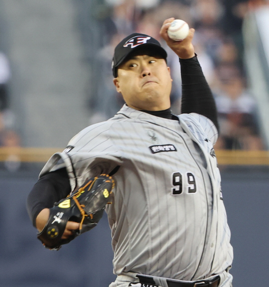 11일 오후 서울 잠실야구장에서 열린 프로야구 한화 이글스와 두산 베어스의 경기에서 류현진이 힘차게 투구하고 있다. 연합뉴스