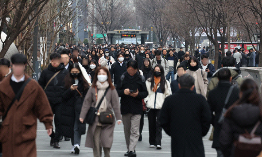 서울 영등포구 여의도역 인근에서 직장인들이 출근하는 모습. 뉴시스