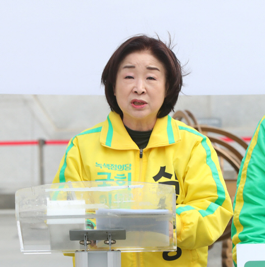 제22대 국회의원 선거 사전투표를 하루 앞둔 4일 오전 서울 종로구 광화문광장에서 열린 특별기자회견에서 심상정 녹색정의당 공동선대위원장이 발언하고 있다. 뉴시스