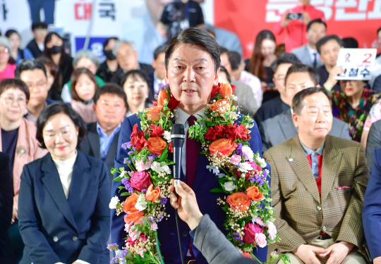 제22대 국회의원선거 분당갑에 출마한 국민의힘 안철수 후보가 11일 오전 경기도 성남시 분당구 선거사무소에서 당선 소감을 말하고 있다. 연합뉴스