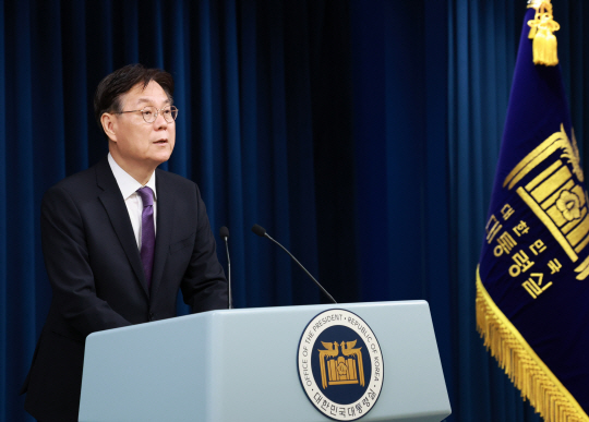 이관섭 대통령 비서실장이 11일 서울 용산 대통령실 청사에서 현안 브리핑을 하고 있다. 연합뉴스