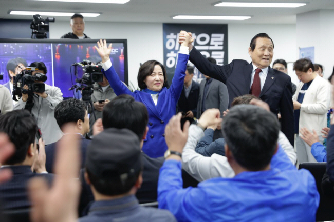 22대 국회의원 선거 경기 하남갑 지역구에서 극적으로 승리한 추미애 더불어민주당 당선인이 11일 자신의 선거사무소에서 환호하고 있다. 추미애 당선인 캠프 제공