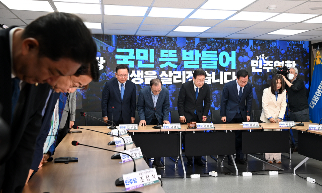 이재명(오른쪽 세 번째) 더불어민주당 대표와 민주당 상임공동선대위원장, 더불어민주연합 공동대표들이 11일 오전 서울 여의도 민주당사에서 선대위 해단식을 마치며 인사를 하고 있다. 곽성호 기자