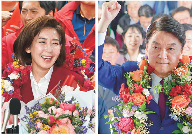 서울 동작을 지역구에서 당선을 확정한 나경원(왼쪽 사진) 국민의힘 당선인이 11일 오전 서울 동작구 선거사무소에서 지지자들로부터 꽃다발을 받고 활짝 웃