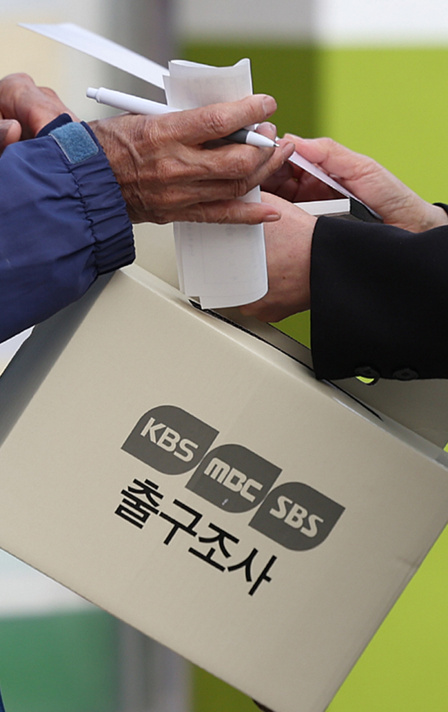 22대 국회의원 선거일인 10일 오전 서울 용산구 삼광초교에 마련된 후암동 제3투표소 앞에서 투표를 마친 한 유권자가 방송 3사 출구조사에 응하고 있다.   연합뉴스