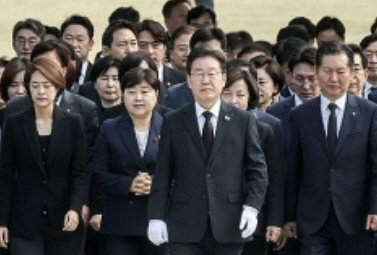 이재명 더불어민주당 대표가12일 오전 22대 총선 당선인들과 서울 동작구 국립서울현충원을 찾아 참배하기 위해 이동하고 있다. 연합뉴스