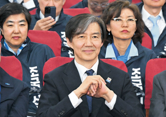 조국 조국혁신당 대표가 10일 서울 여의도 국회 의원회관에 마련된 제22대 국회의원 총선거 개표 상황실에서 방송 3사 출구조사를 지켜보고 있다. 곽성호 기자
