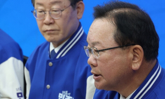 더불어민주당 선거대책위원회 상임공동선대위원장을 맡은 김부겸(오른쪽)전 국무총리가 서울 여의도 당사에서 열린 중앙선거대책회의에서 발언을 하고 있다. 연합뉴스