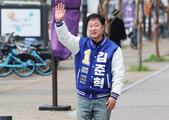 경기 수원정에서 승리한 김준혁 더불어민주당 김준혁 당선인이 11일 경기 수원시 영통구 매탄동 일대에서 당선 인사를 하고 있다. 연합뉴스