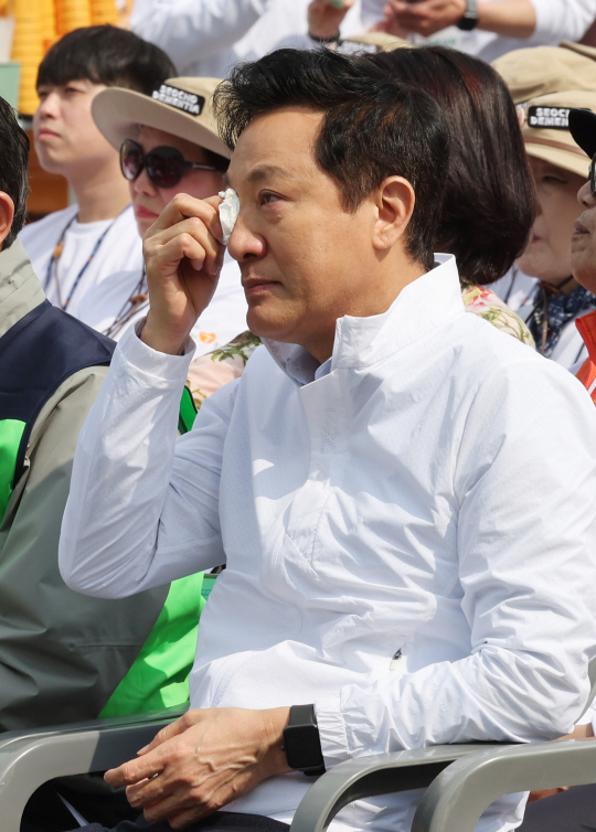 오세훈 서울시장이 12일 오전 서울 여의도공원에서 열린 치매 극복과 예방을 위한 ‘제10회 서울시 한마음 치매극복 걷기 행사’에서 치매를 앓고 있는 자신의 어머니를 생각하며 눈물을 흘리고 있다. 뉴시스
