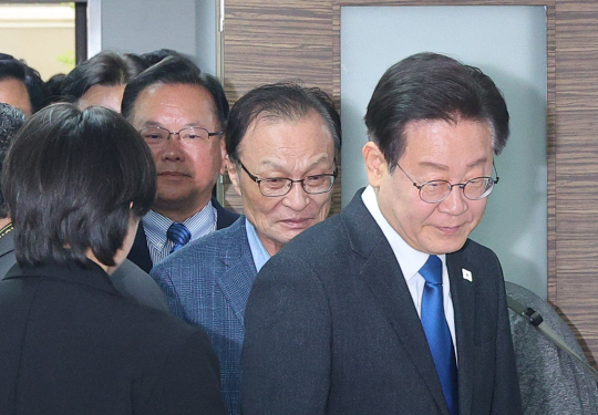 더불어민주당 이재명 대표가 11일 오전 서울 여의도 당사에서 열린 더불어민주당·더불어민주연합 제12차 합동 중앙선거대책위원회의 겸 선대위 해단식에 참석하고 있다. 연합뉴스